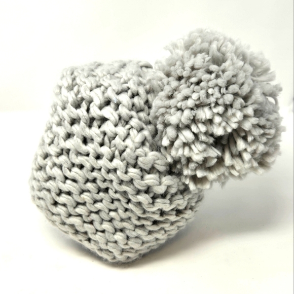 VINCE CAMUTO CHUNKY KNITWEAR CROCHET KNIT LIGHT GREY POM POM BEANIE HAT WOMEN OS - Picture 2 of 12
